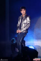 组图：陶喆与辣妹热舞互摸 谢霆锋帅气现身飙歌