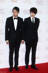 高清图：尹恩惠金秀贤JYJ亮相MBC演技大赏红毯