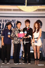 组图：Dear Jane加盟华纳 方大同薛凯琪到场支持