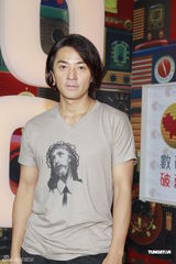 组图：郑伊健筹备演唱会 与女友共识不生子