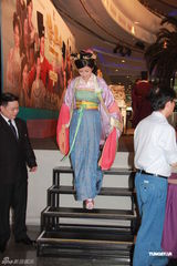 组图：黎耀祥与郑则仕斗戏 周家蔚与佘诗曼饭聚