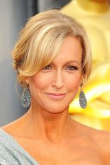 高清组图：劳拉-斯宾塞银色压花礼服尽显熟女味