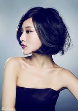 组图：邓家佳最新写真曝光 妆容精致被指像小S