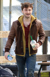 组图：哈利波特丹尼尔转型恐怖片 头顶犄角面色阴郁