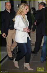 组图：布兰妮职业装显粗腿 坐双层巴士游伦敦