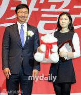 组图：韩花滑运动员金妍儿等出席体育大奖颁奖礼