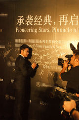 组图：陆毅出席品牌活动显成熟男性魅力