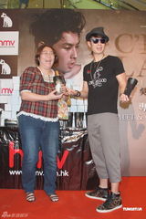 组图：吴建豪香港办歌迷会 送保温杯回馈歌迷