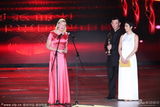 组图：顾长卫杨采妮为《少女洛荷》颁最佳摄影