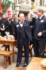 组图：谢婷婷穿旗袍前凸后翘 曝谢贤煨蟑螂充饥