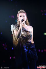 组图：A—Lin香港个唱劲歌热舞 抹胸裙秀身材