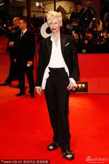 组图：蒂尔达-斯文顿帅气套装红唇气场强大