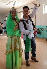 组图：孙宁赵毅参与公益活动青海送放映机