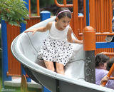 组图：凯蒂-赫尔姆斯带苏瑞玩耍显露母爱