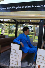 组图：冯绍峰带伤拄拐似绅士 悠闲坐观光车逛沙滩