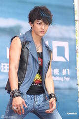 组图：汪东城摇滚风会歌迷 否认与炎亚纶有心结