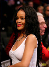 组图：蕾哈娜性感观战NBA 白T恤展傲人身材