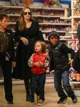 组图：朱莉带孩子们买玩具 龙凤胎儿子金发大眼