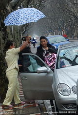 高清图：黄奕会好友佟晨洁夫妇 违章停车吃罚单