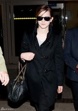 高清组图：艾玛-沃特森现身机场黑色大衣搭潮包