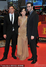 幻灯图集：《在路上》首映变庆生会 主席热拥导演