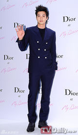 组图：f(x)韩艺瑟韩智敏等捧场品牌活动