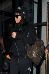 组图：蕾哈娜全身黑色运动装扮亮相伦敦