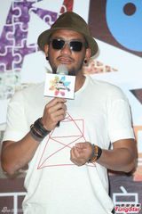 组图：陈绮贞结婚无着落 张震岳猛健身晒成黑炭