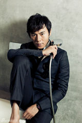 组图：秦昊黑白封面大片 打造年代绅士风