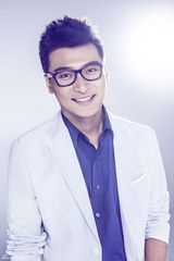 组图：贺刚曝最新写真 尽显儒雅清新气质