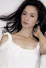 组图：沈佳妮气质独特 新片文艺与时尚并存