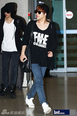 组图：韩团INFINITE和U-KISS机场显潮范儿