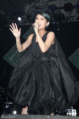 组图：杨丞琳个唱化身摇滚精灵 打造魔幻舞台