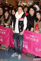 高清图：马塞尔-越会香港粉丝 劈腿空翻展身手