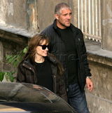 组图：安吉丽娜-朱莉拍新片 帅气保镖贴身保护