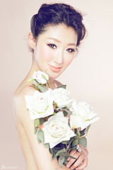 组图：李依馨拍裸背写真 性感魅惑不失优雅