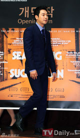 组图：金东旭姜艺媛出席堤川国际音乐电影节记者会