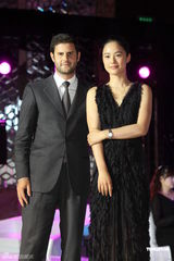 组图：姜文对妻子呵护有加 周韵与男模热聊晾老公