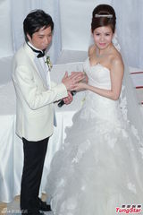 组图：张美妮穿传统裙褂出嫁 新郎深情热吻