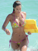 组图：女星珍妮佛比基尼湿身诱惑 蜜桃胸挺翘臀