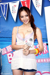 幻灯图：白歆惠变身夏日女神 傲人美胸呼之欲出