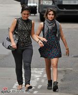 高清组图：麦当娜女儿现身伦敦 牙套妹笑容羞涩