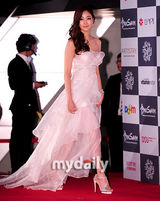 组图：金莎朗白色纱裙飘逸亮相 笑容甜美可人