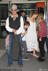 组图：德普携女友和子女亮相机场 搞怪逗小粉丝