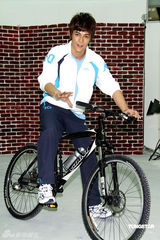 幻灯组图：汪东城代言运动服装 想开画展秀绘画天份