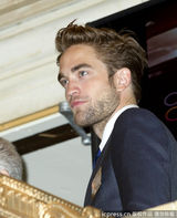 组图：帕丁森着西装现身股票交易所 与柯南伯格合影