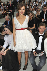 幻灯图集：杰西卡-阿尔芭白裙秀女人味 和伊万同台