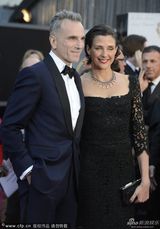 组图：《林肯》丹尼尔-戴-路易斯携妻亮相红毯