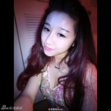 组图：好声音萌妹曝性感照 叼烟狂野秀乳沟