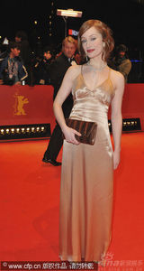 幻灯：《一个好人》首映人多势众 男女星热吻抢镜